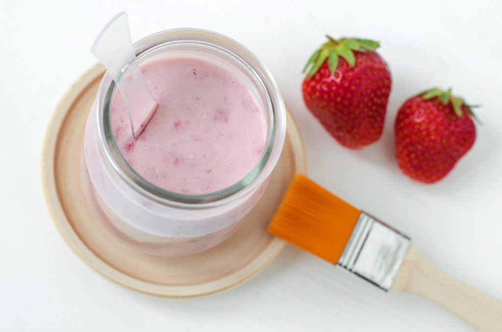 DIY Moisturizing Homemade Face Mask Recipes For Dry Skin | Strawberry & Yoghurt