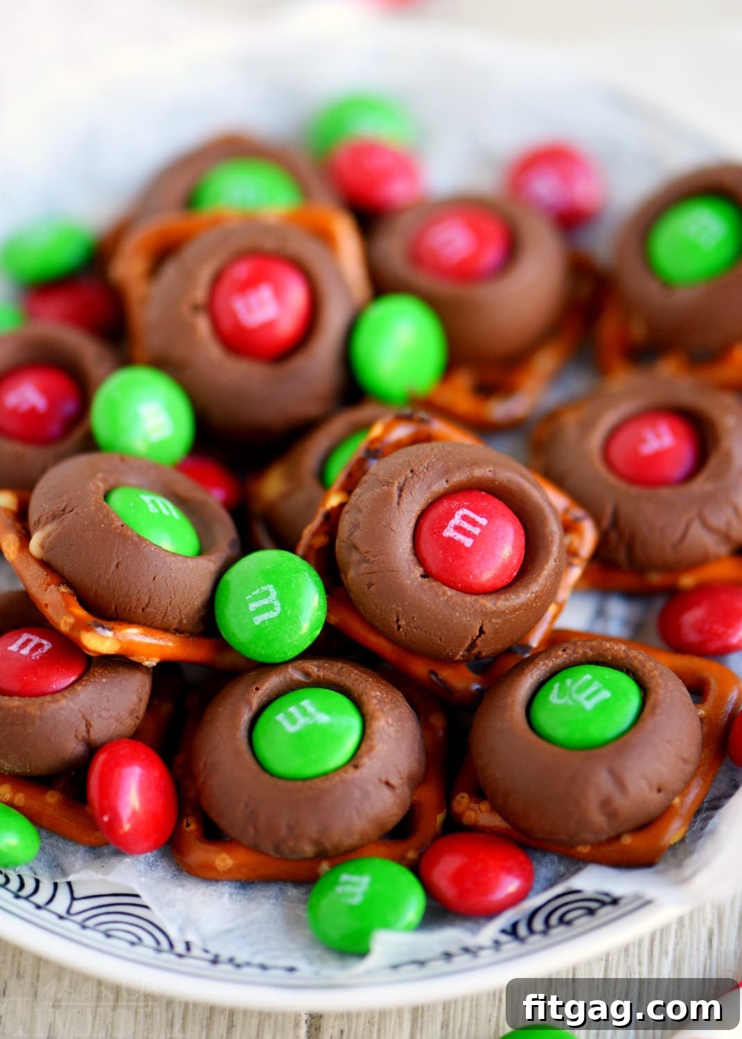 Just 3 easy ingredients and 5 quick minutes are all you need for these super delicious Rolo Pretzel Buttons!