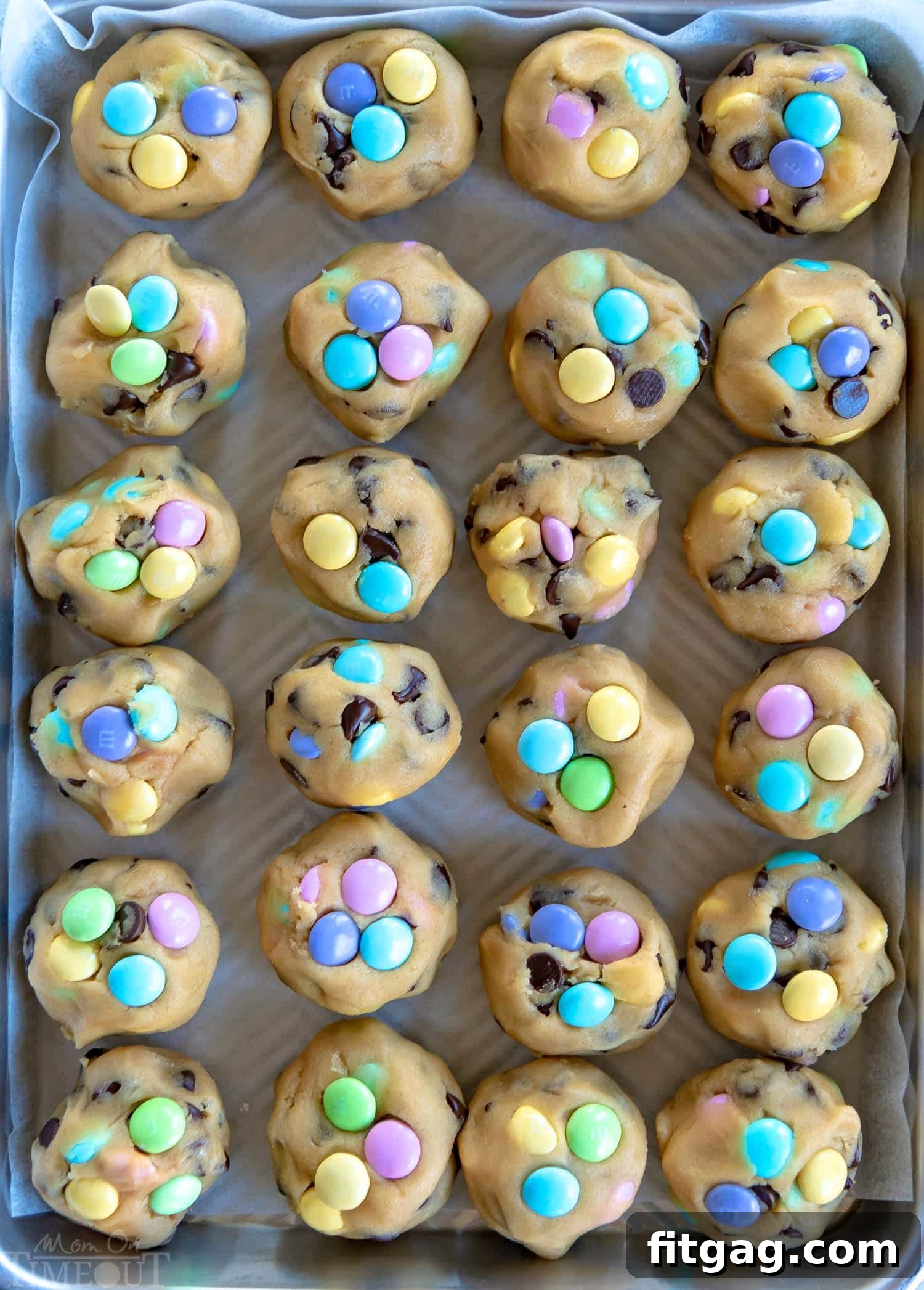Truly the BEST Bakery Style Chocolate Chip Cookies EVER! Soft and chewy, extra thick and just loaded with sweet chocolate! Come and get 'em! // Mom On Timeout #chocolatechipcookies #Easter #cookies #baking #dessert #recipe #desserts #recipes mm-chocolate-chip-cookies-baking-sheet-freezer